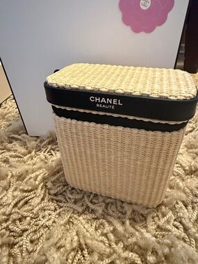 CHANEL Les Beiges Makeup Set with Beige Woven Case